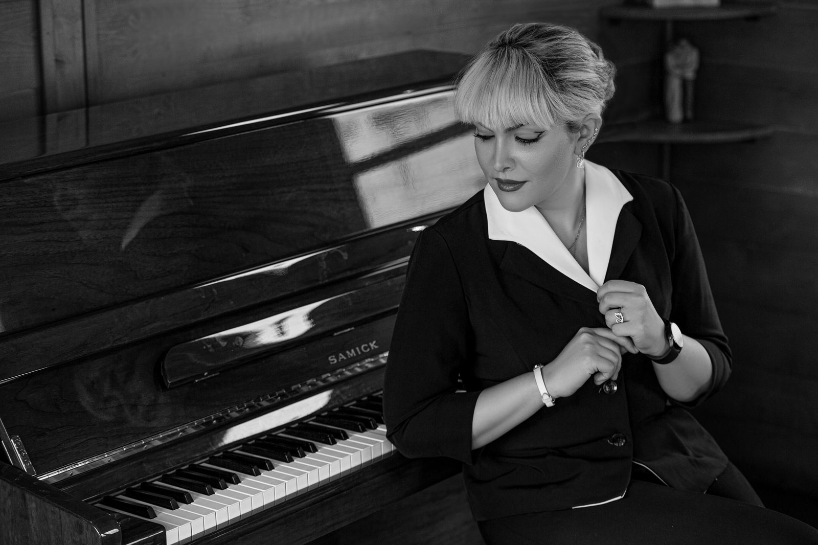 Siranoush Akhgarandouz - studio session in black and white